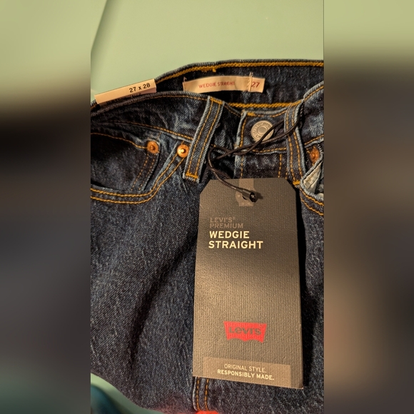 Levi's Wedgie Straight Fit Women's Jeans In Salsa Dark Stone Dark Wash NWT 27x28 - Picture 5 of 5
